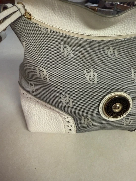 Dooney & Bourke Cream and Gray Pebble-Trim Shoulder Bag VINTAGEโฆ๏ธ๐ธ๐ผ - Picture 4 of 10